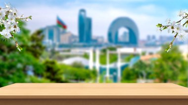 Azerbaycan 'ın başkenti Bakü' nün bulanık şehir planına sahip ürün sunumu için bahar zamanı ahşap masa üstü görüntüsü.