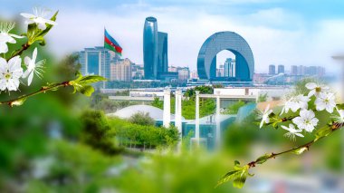 Azerbaycan 'ın başkenti Bakü' nün bulanık şehir planıyla bahar zamanı görsel teması.