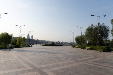 Bakü, Azerbaycan. 12 Ağustos 2025 - Şehir manzarası ele geçirmesi. Tatil ve seyahat kavramı.