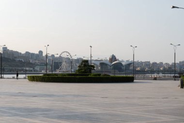 Bakü, Azerbaycan. 12 Ağustos 2025 - Şehir manzarası ele geçirmesi. Tatil ve seyahat kavramı.