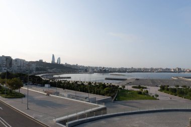 Bakü, Azerbaycan. 12 Ağustos 2025 - Şehir manzarası ele geçirmesi. Tatil ve seyahat kavramı.