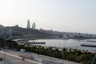 Bakü, Azerbaycan. 12 Ağustos 2025 - Şehir manzarası ele geçirmesi. Tatil ve seyahat kavramı.