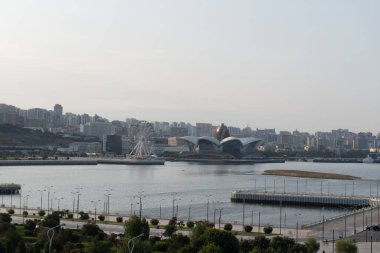 Bakü, Azerbaycan. 12 Ağustos 2025 - Şehir manzarası ele geçirmesi. Tatil ve seyahat kavramı.