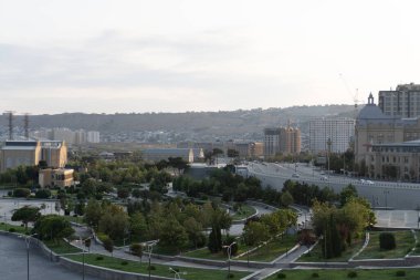 Bakü, Azerbaycan. 12 Ağustos 2025 - Şehir manzarası ele geçirmesi. Tatil ve seyahat kavramı.
