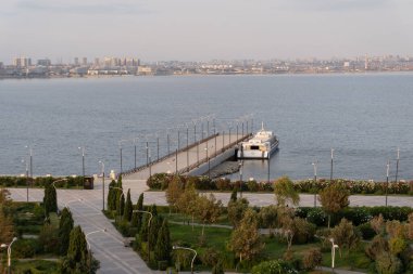 Bakü, Azerbaycan. 12 Ağustos 2025 - Şehir manzarası ele geçirmesi. Tatil ve seyahat kavramı.