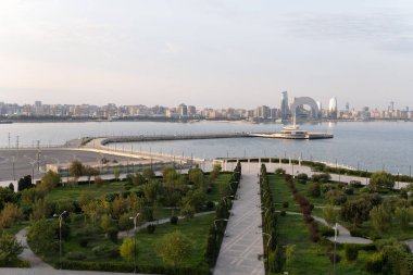 Bakü, Azerbaycan. 12 Ağustos 2025 - Şehir manzarası ele geçirmesi. Tatil ve seyahat kavramı.