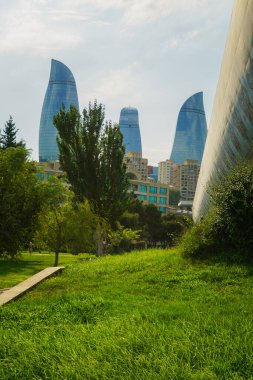 Bakü, Azerbaycan. 12 Ağustos 2025 - Şehir manzarası ele geçirmesi. Tatil ve seyahat kavramı.