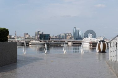 Bakü, Azerbaycan. 12 Ağustos 2025 - Şehir manzarası ele geçirmesi. Tatil ve seyahat kavramı.