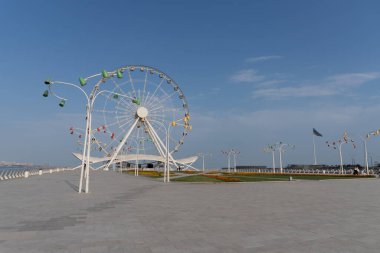 Bakü, Azerbaycan. 12 Ağustos 2025 - Şehir manzarası ele geçirmesi. Tatil ve seyahat kavramı.