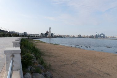 Bakü, Azerbaycan. 12 Ağustos 2025 - Şehir manzarası ele geçirmesi. Tatil ve seyahat kavramı.