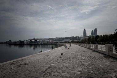 Bakü, Azerbaycan. 12 Ağustos 2025 - Şehir manzarası ele geçirmesi. Tatil ve seyahat kavramı.