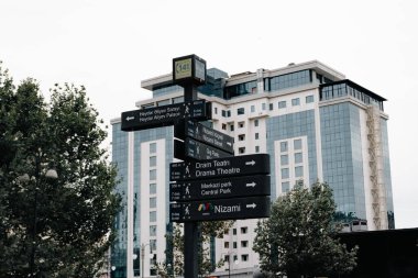 Güzel şehri ziyaret ediyorum. Seyahat ve tatil konsepti. Bakü, Azerbaycan. 21.09.2025.