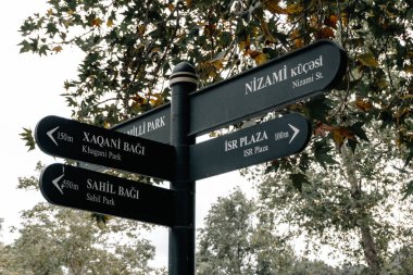 Fotoğraf, Bakü - Nizami caddesindeki ünlü turistik noktalardan birini ziyaret ederken çekildi. Bakü, Azerbaycan. 21.09.2025.