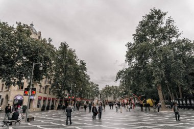 Fotoğraf, Bakü - Nizami caddesindeki ünlü turistik noktalardan birini ziyaret ederken çekildi. Bakü, Azerbaycan. 21.09.2025.