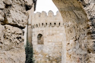 Güzel şehri ziyaret ediyorum. Seyahat ve tatil konsepti. Bakü, Azerbaycan. 21.09.2025.