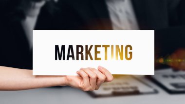 İş adamı, şeffaf metin pazarlama ile beyaz karton tutuyor.