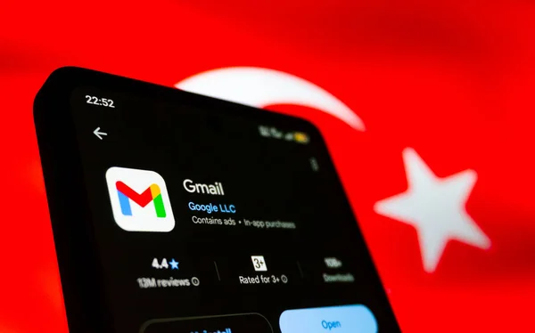 Türkiye bayrağının arka planına sahip akıllı telefon ekranında Gmail uygulaması. Bakü, Azerbaycan. 11.26.2025.