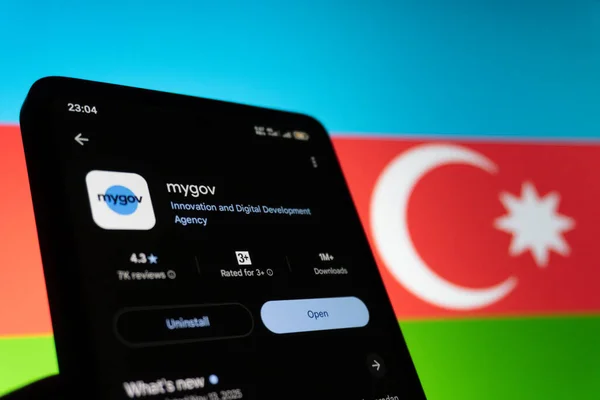 Azerbaycan bayrağının arka planına sahip akıllı telefon ekranında uygulamam. Bakü, Azerbaycan. 11.26.2025.