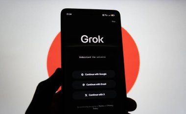 Japon bayrağının arka planına sahip akıllı telefon ekranında Grok arayüzü