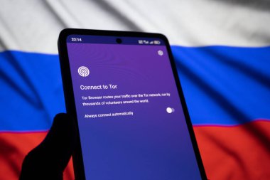 Tor tarayıcısına bağlanılıyor. İnternet sansürü, siyaset ve Rusya konsepti. Editör fotoğrafı: Bakü, Azerbaycan. 29.11.2025.