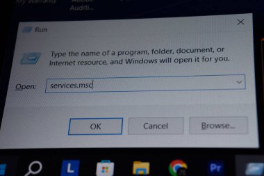 Windows 10 Pro işletim sisteminde komutu çalıştır. Editör fotoğrafı çekildi: Bakü, Azerbaycan. 29.11.2025.