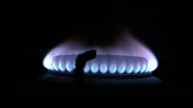 Karanlık bir odada gaz alevleri