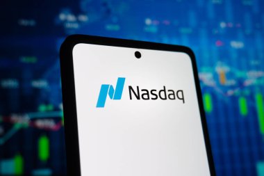 Nasdaq bileşimi. Borsa ve yatırım kavramı. Editör fotoğrafı çekildi: Bakü, Azerbaycan. 09.12.2025.