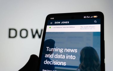 Dow Jones. Borsa ve yatırım kavramı. Editör fotoğrafı çekildi: Bakü, Azerbaycan. 09.12.2025.