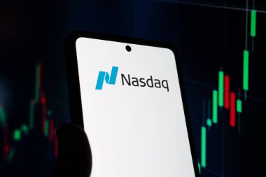 Nasdaq bileşimi. Borsa ve yatırım kavramı. Editör fotoğrafı çekildi: Bakü, Azerbaycan. 09.12.2025.