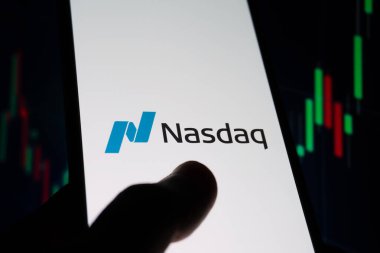 Nasdaq bileşimi. Borsa ve yatırım kavramı. Editör fotoğrafı çekildi: Bakü, Azerbaycan. 09.12.2025.