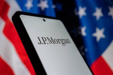 Akıllı telefon ekranında J.P. Morgan logosu. Mali ve kurumsal konsept. Editör fotoğrafı çekildi: Bakü, Azerbaycan. 06.12.2025.