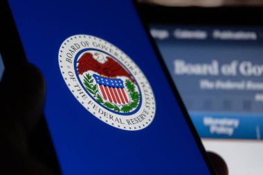Akıllı telefon ekranında Federal Rezerv Sistemi logosu. Editör fotoğrafı çekildi: Bakü, Azerbaycan. 06.12.2025.