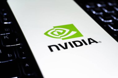 NVIDIA logosu akıllı telefon ekranında. Editör fotoğrafı çekildi: Bakü, Azerbaycan. 06.12.2025.