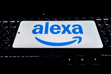 Amazon şirketinin logolarından birini kapat ve gülümse. Editör fotoğrafı çekildi: Bakü, Azerbaycan. 06.12.2025.