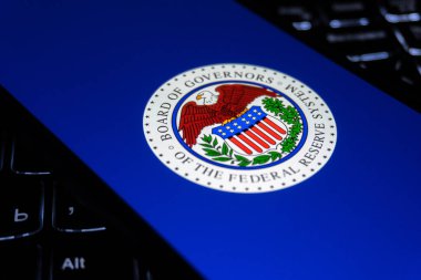 Akıllı telefon ekranında Federal Rezerv Sistemi logosu. Editör fotoğrafı çekildi: Bakü, Azerbaycan. 06.12.2025.