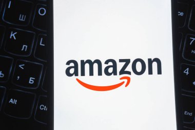 Amazon şirketinin logolarından birini kapat ve gülümse. Editör fotoğrafı çekildi: Bakü, Azerbaycan. 06.12.2025.