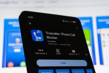 Truecaller - Telefon engelleyici. Editör fotoğrafı çekildi: Bakü, Azerbaycan. 06.12.2025.