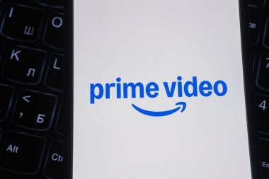 Amazon şirketinin logolarından birini kapat ve gülümse. Editör fotoğrafı çekildi: Bakü, Azerbaycan. 06.12.2025.