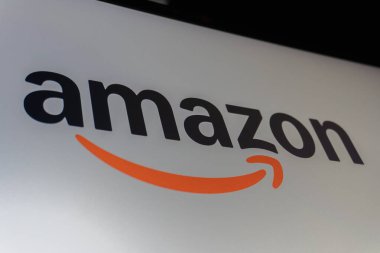 Amazon şirketinin logolarından birini kapat ve gülümse. Editör fotoğrafı çekildi: Bakü, Azerbaycan. 06.12.2025.