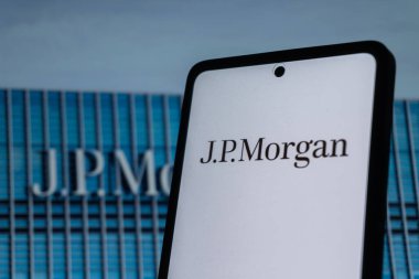 Akıllı telefon ekranında J.P. Morgan logosu. Mali ve kurumsal konsept. Editör fotoğrafı çekildi: Bakü, Azerbaycan. 06.12.2025.