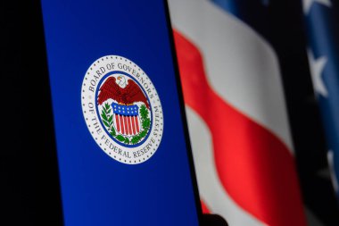 Akıllı telefon ekranında Federal Rezerv Sistemi logosu. Editör fotoğrafı çekildi: Bakü, Azerbaycan. 06.12.2025.