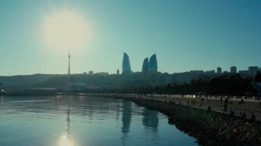 Akşamları görkemli şehir manzarası, şehirlerde soğuk hava. Bakü, Azerbaycan. 13.12.2025.