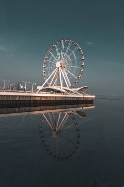Bakü şehrinde dönme dolap, Azerbaycan. Tatil ve eğlence konsepti fotoğrafı.