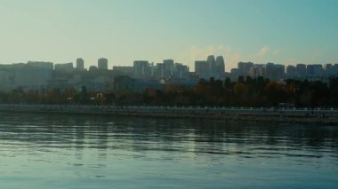 Akşamları görkemli şehir manzarası, şehirlerde soğuk hava. Bakü, Azerbaycan. 13.12.2025.