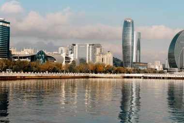Azerbaycan 'ın Bakü şehrindeki karamsar günbatımı anı. Soğuk Aralık havası, tatil ve tatil havası.