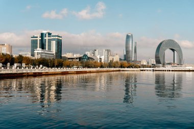 Azerbaycan 'ın Bakü şehrindeki karamsar günbatımı anı. Soğuk Aralık havası, tatil ve tatil havası.