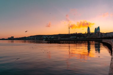 Azerbaycan 'ın Bakü şehrindeki karamsar günbatımı anı. Soğuk Aralık havası, tatil ve tatil havası.