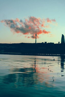 Azerbaycan 'ın Bakü şehrindeki karamsar günbatımı anı. Soğuk Aralık havası, tatil ve tatil havası.
