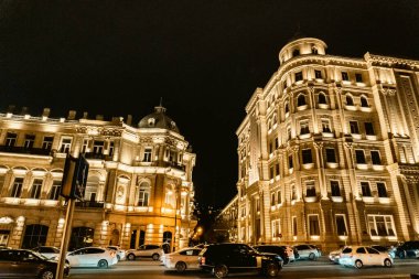 Modern gece şehir mimarisi. Bakü, Azerbaycan. 21.12.2025.