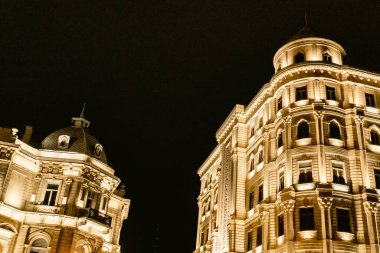 Modern gece şehir mimarisi. Bakü, Azerbaycan. 21.12.2025.